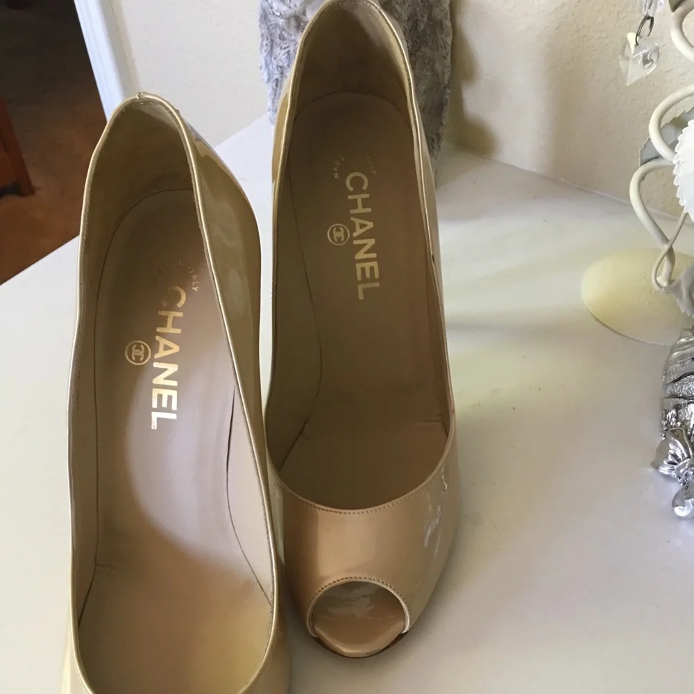 Chanel cream gold patent leather pumps